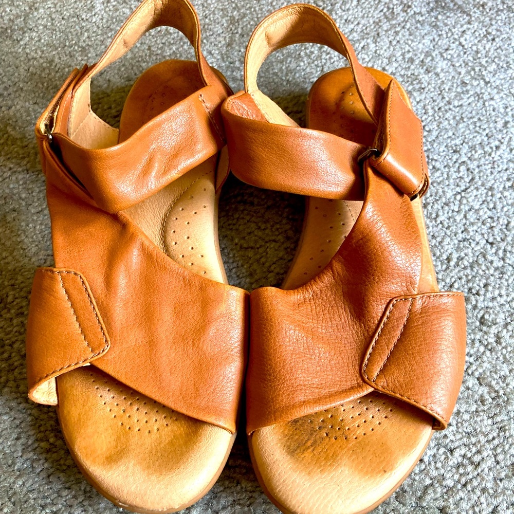 Hush puppies leather sandals women size 8 excellent condition